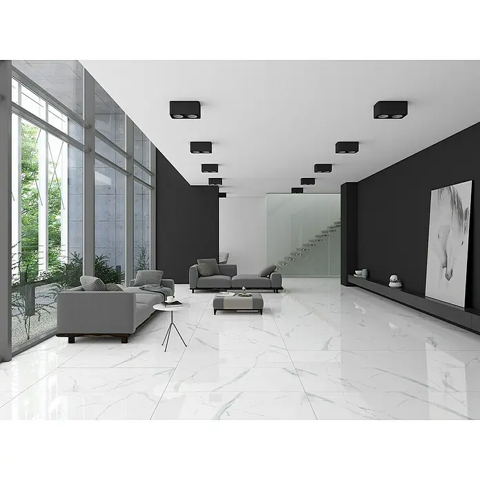 Feinsteinzeugfliese Marble Neo Cala - 60 x 120 cm, Weiß/Silber, Glänzend - Helles Interieur mit modernem Fliesenboden, grauen Möbeln und großen Fenstern. Elegante Raumgestaltung mit stilvollen Details.