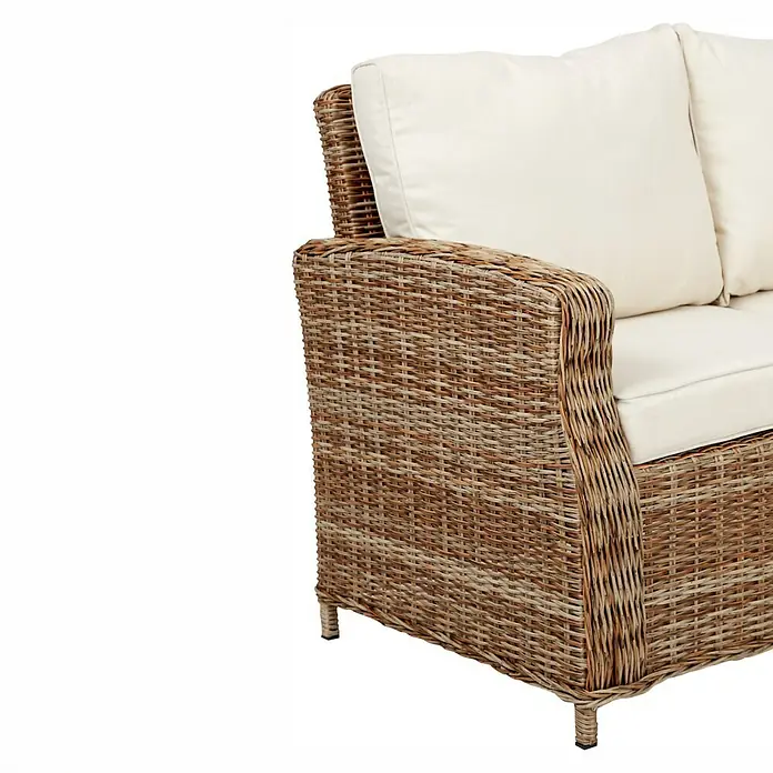 Set de muebles de jardín Sofá esquinero + mesa Gotland - 2 pzs., Aluminio/Ratán sintético, Beige - Vista detallada de un sofá de ratán con cojines de color claro, que ofrece una opción de asiento exterior cómoda y elegante.