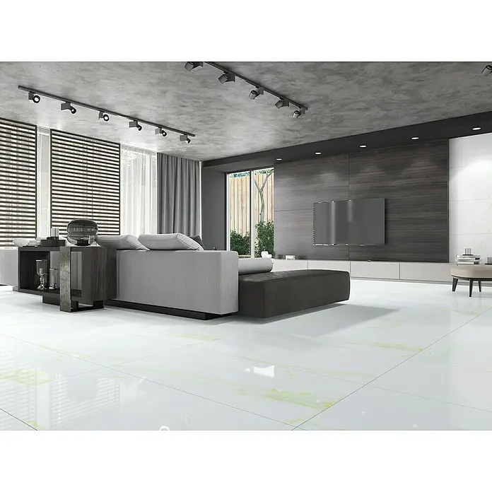 Feinsteinzeugfliese Marble Neo Cala - 60 x 120 cm, Weiß/Gold, Glänzend - Wohnzimmer mit weißen Bodenfliesen, grauer Couch, dunklen Vorhängen und TV-Wand. Moderne Raumgestaltung mit stilvoller Beleuchtung.