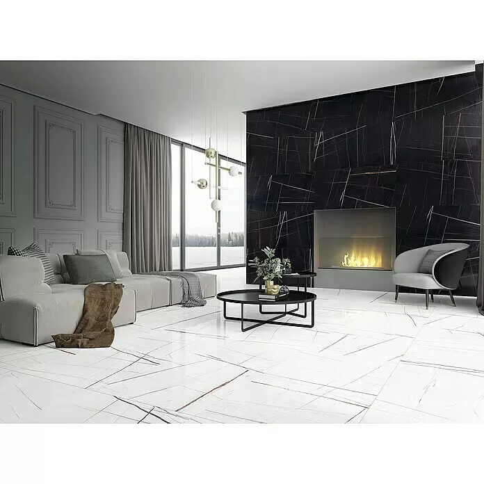 Feinsteinzeugfliese Marble Saphir - 60 x 120 cm, Weiß, Glänzend - Weiße und schwarze Marmoroptik-Fliesen in einem Wohnzimmer; weißer Boden, schwarze Akzentwand mit Kamin.