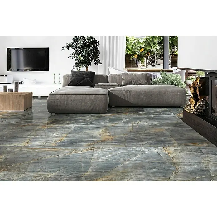 Feinsteinzeugfliese Theodis - L x B: 60 x 120 cm, Grau/Braun/Beige, Glänzend - Elegante Innenaufnahme mit polierten Marmorfliesen in Grau und Gold, die eine luxuriöse Atmosphäre im Raum schaffen.\n