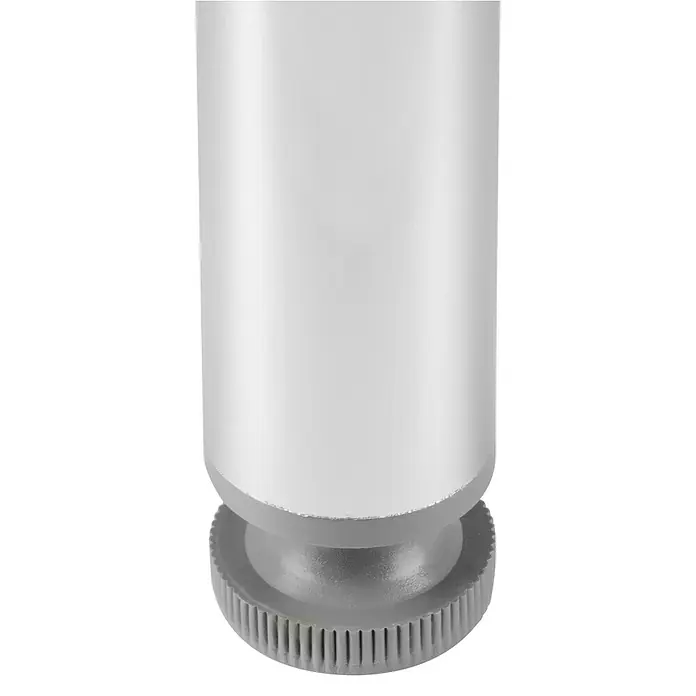 Rei MöbelfußØ x H: 4,5 cm x 100 mm, Aluminium - Nahaufnahme eines verstellbaren Möbelfußes mit gerändeltem Rand und silberfarbenem Schaft vor einem neutralen Hintergrund.
