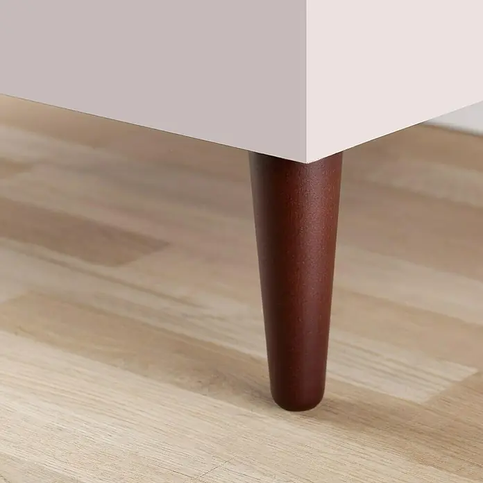 Rei Pata para muebles Cónica - Ø x Al: 5 x 15 cm, Capacidad de carga: 150 kg, Madera, Tinte oscuro - Primer plano de una pata de mueble de madera, proporcionando una base robusta y elegante, contrastando con el suelo de madera clara.