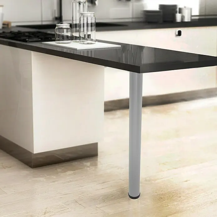 Rei Möbelfuß - Ø x H: 8 cm x 710 mm, Stahl, Silber - Kücheninsel mit schwarzer Arbeitsplatte und einem einzelnen silbernen Bein, das für Stabilität und modernes Aussehen sorgt.