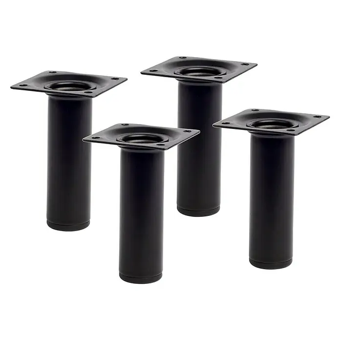 Rei Möbelfuß-Set - Ø x H: 3 cm x 100 mm, Stahl, 4 Stk., Schwarz - Vier schwarze, zylindrische Möbelfüße mit quadratischen Montageplatten auf schwarzem Hintergrund.