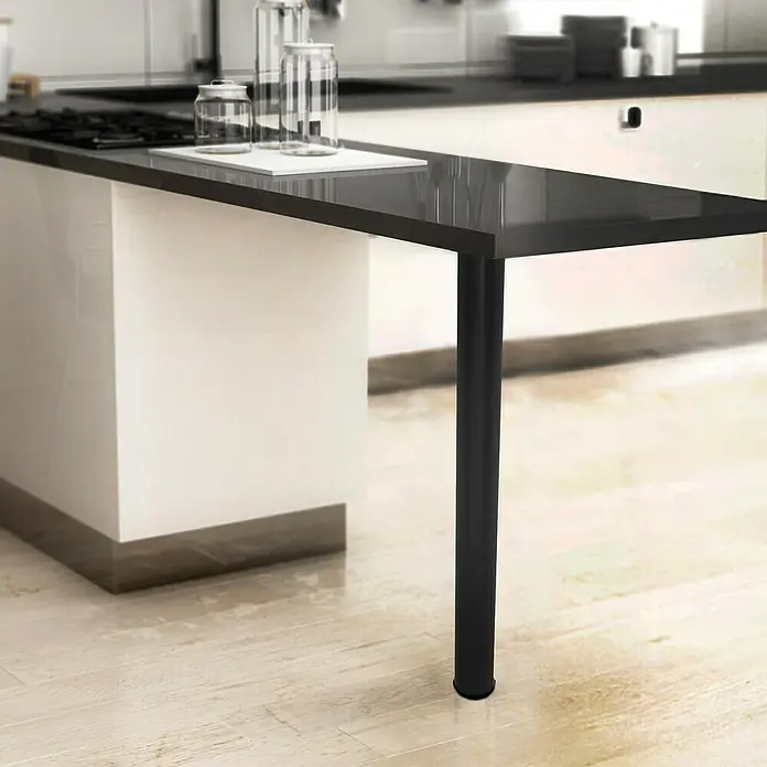 Rei Möbelfuß - Ø x H: 8 cm x 710 mm, Stahl, Schwarz - Eine Nahaufnahme eines schwarzen Tischbeins. Es ist schlank und modern und passt gut zum Küchendesign. Das Bein stützt eine Küchentheke.