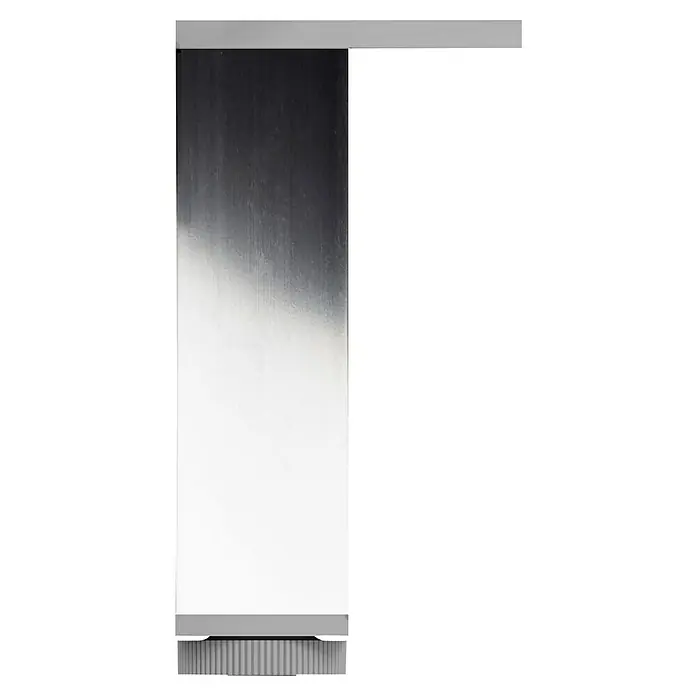 Rei Möbelfuß - L x B x H: 40 x 40 x 150 mm, Aluminium, Verchromt - Ein schlichtes Foto eines silbernen Artikels, der von oben nach unten in Silberweiß übergeht. Das Produkt zeichnet sich durch seine moderne Optik aus.
