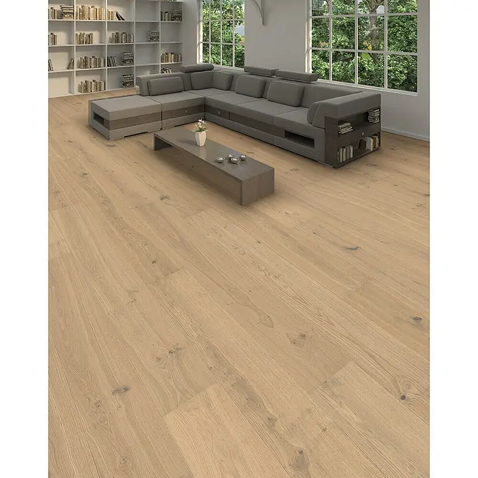 Living by Haro Parkett - Eiche puroweiß, Landhausdiele, 2.200 x 240 x 12 mm - Elegantes Wohnzimmer mit hellem Holzboden, grauer Couch und Bücherregal. Der Boden verleiht dem Raum eine warme und einladende Atmosphäre.