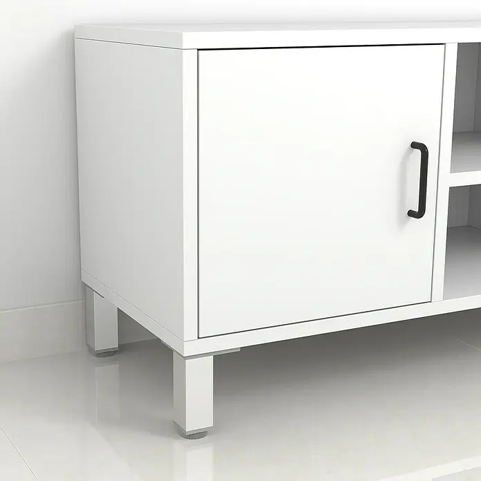 Rei Möbelfuß - L x B x H: 40 x 40 x 120 mm, Traglast: 150 kg, Aluminium, Eloxiert - Nahaufnahme eines weißen Schrankes mit einer schwarzen Griffstange und Metallfüßen, der auf einem glänzenden weißen Boden steht.