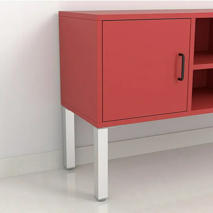 Rei MöbelfußL x B x H: 40 x 40 x 300 mm, Aluminium - Ein roter Schrank mit einer Tür und offenen Regalen, gestützt von silbernen Beinen, steht auf einem hellen Boden.