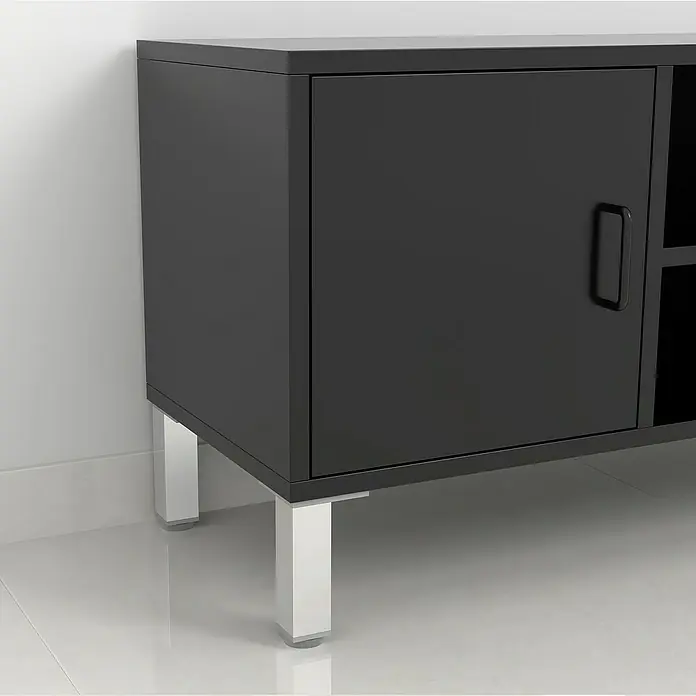 Rei Möbelfuß - L x B x H: 40 x 40 x 150 mm, Aluminium, Verchromt - Schwarzes Metallschrank mit einer Tür und Chrombeinen, eine moderne und stilvolle Aufbewahrungslösung.