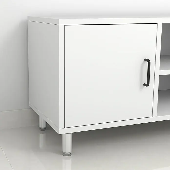 Rei Möbelfuß - Ø x H: 4,5 cm x 100 mm, Aluminium - Nahaufnahme eines weißen Schranks mit schwarzem Griff und silbernen Füßen, der auf einem glänzenden Boden steht.