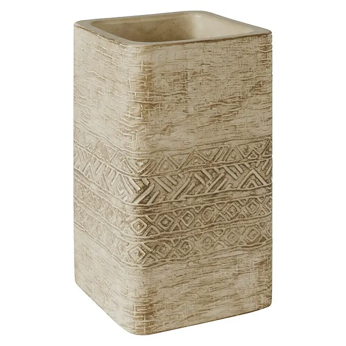 Portacepillos Ramses - Hormigón - Primer plano de un portacepillos de dientes beige, rectangular, con motivos étnicos. Un complemento elegante para cualquier baño.