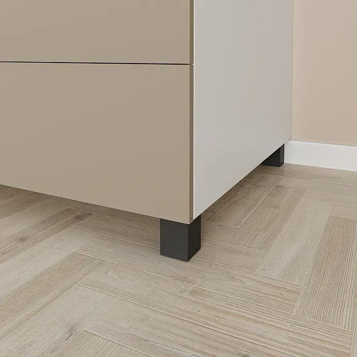 Rei Möbelfuß - L x B x H: 4 x 8 x 6 cm, Kunststoff, Schwarz, 1 Stk. - Detailaufnahme eines modernen Schranks mit minimalistischen grauen Füßen auf einem hellen Holzboden.