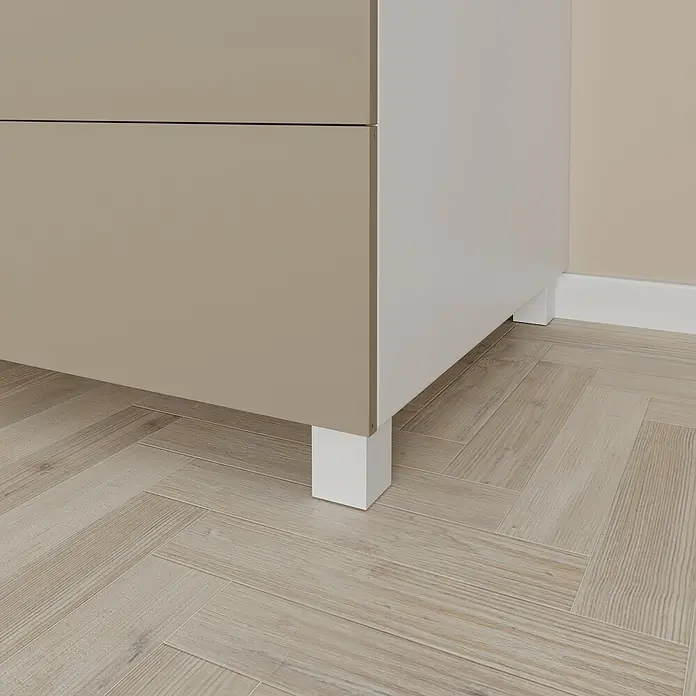 Rei Möbelfuß - L x B x H: 4 x 8 x 6 cm, Kunststoff, Weiß, 1 Stk. - Detailaufnahme eines Möbelstücks mit beigen Schubladen und weißen Beinen auf einem hellen Holzboden.
