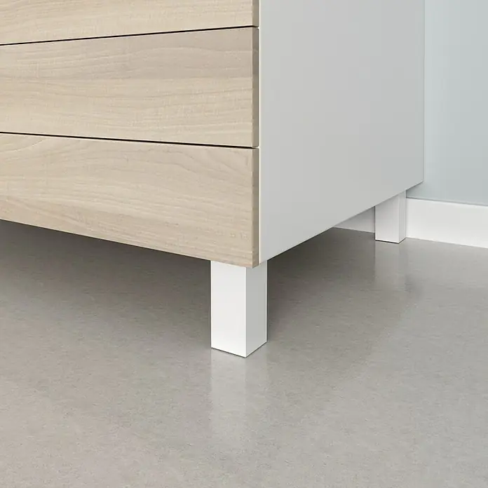 Rei Möbelfuß - L x B x H: 4 x 8 x 10 cm, Kunststoff, Weiß, 1 Stk. - Nahaufnahme einer Kommode mit hellem Holzdekor und weißen Beinen, die einen modernen und minimalistischen Look erzeugt.