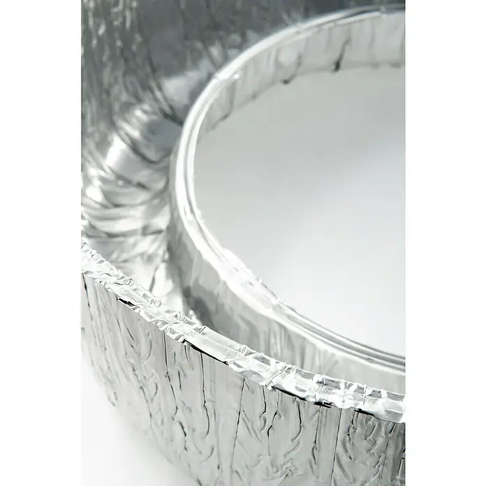 Cobb Grillschale Innen - Aluminium, Ø x H: 30 x 12,5 cm, 6 Stk. - Nahaufnahme einer runden, silbernen Backform, die mit Alufolie ausgelegt ist. Die Form hat einen hohen Rand und ist bereit für die Zubereitung eines Kuchens.