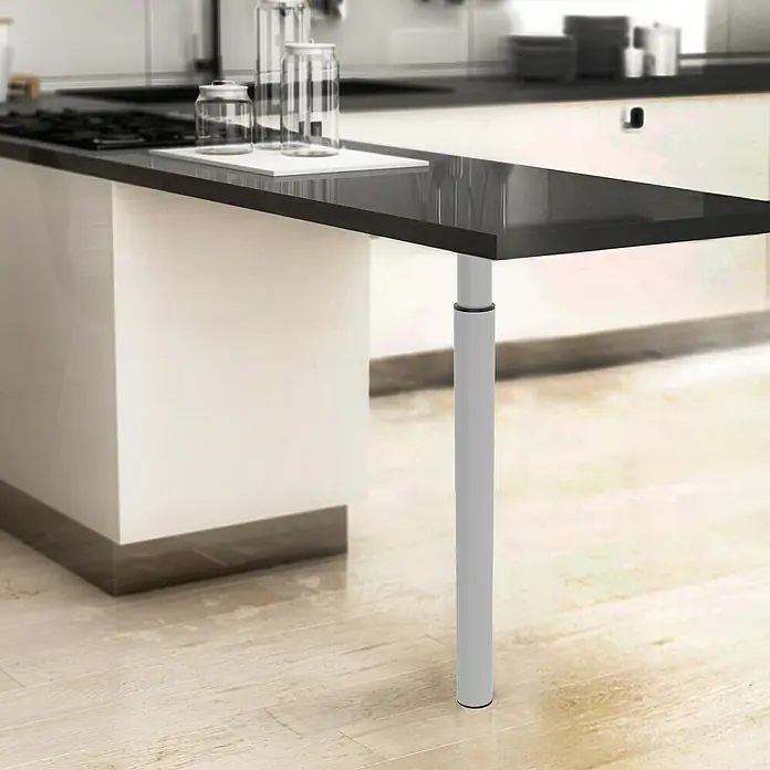 Rei Teleskop-Möbelfuß - Durchmesser: 6 cm, Höhenverstellung: 70 cm - 110 cm, Aluminium - Dieses Bild zeigt einen modernen Küchentisch mit einer schwarzen Arbeitsplatte und einem einzelnen, verstellbaren Bein aus Metall.