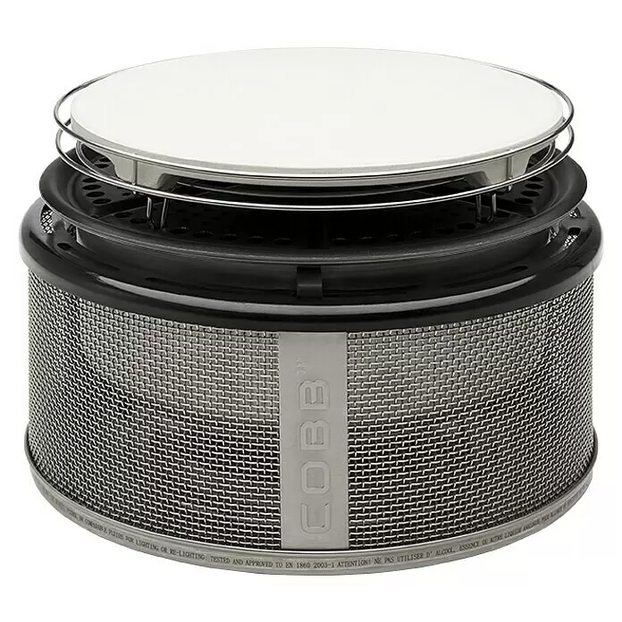 Cobb Pizzastein - Durchmesser: 27,5 cm - Kompakter COBB tragbarer Grill mit silbernem Netzgehäuse, schwarzem Ring und weißer Keramikplatte.