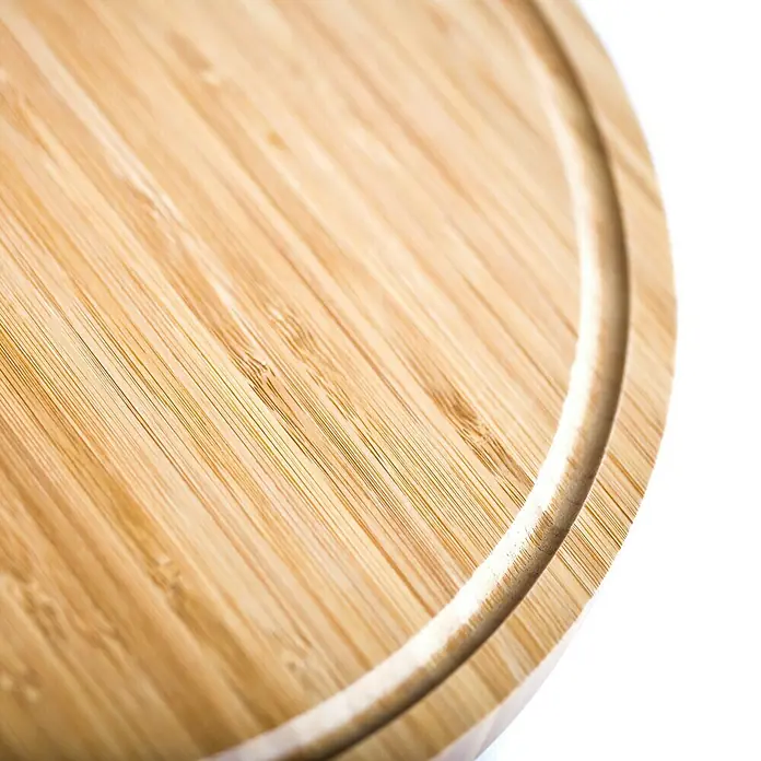 Cobb SchneidebrettHolz, Ø x H: 33 x 1,9 cm - Nahaufnahme eines runden Schneidebretts aus Holz mit Saftrille. Die natürliche Holzmaserung ist sichtbar.