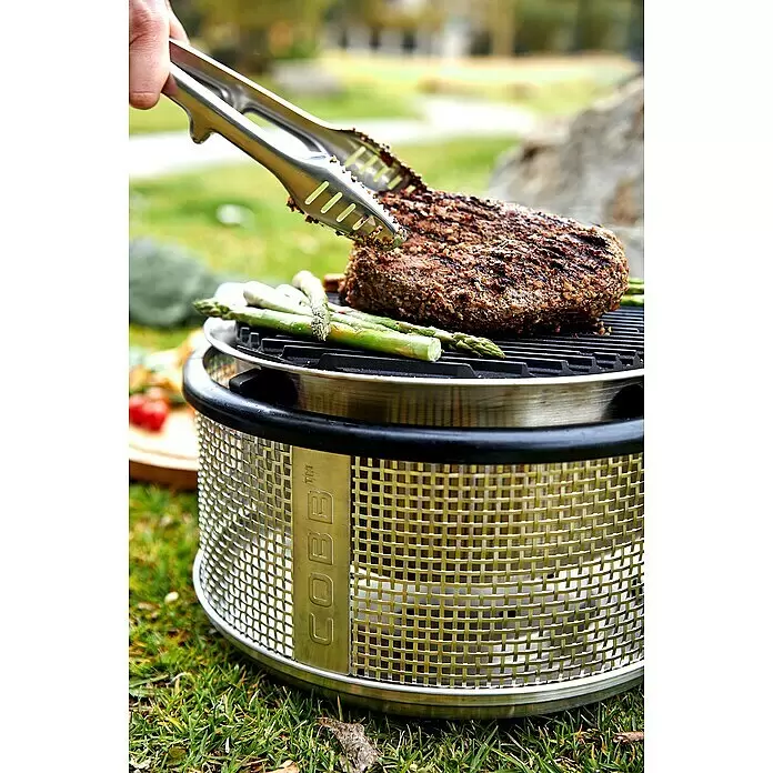 Cobb Holzkohlegrill Air Deluxe - Durchmesser Grillfläche: 32 cm, Silber - Anwendungsbeispiel