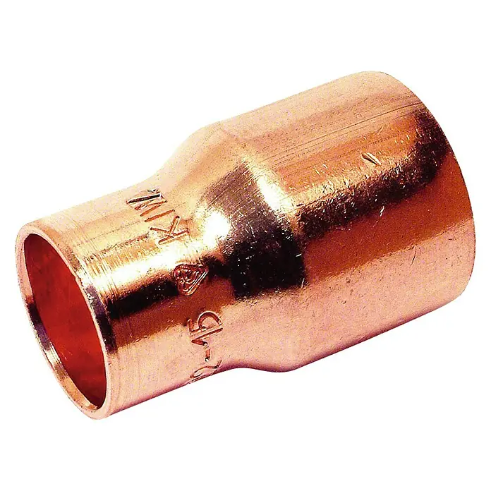 Manguito reductor de cobre - 18 x 15 mm, 1 ud. - Primer plano de un reductor de cobre para fontanería, destacando su construcción robusta y acabado brillante.