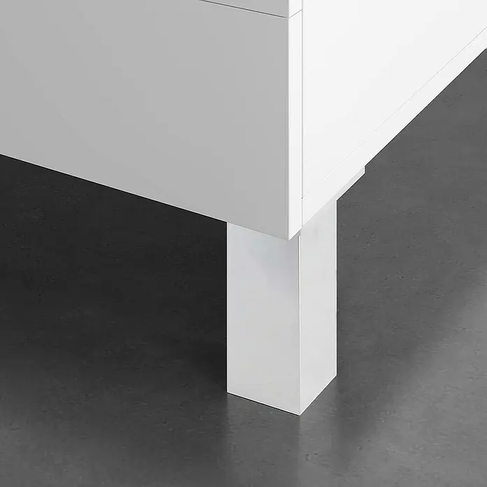 Rei Möbelfuß - L x B x H: 4 x 8 x 15 cm, Kunststoff, Aluminium, 1 Stk. - Detailaufnahme eines weißen Möbelstücks mit einem klaren, minimalistischen Design, das die schlichte Eleganz des Produkts hervorhebt.