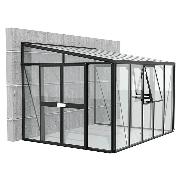 Vitavia Gewächshaus Helena 8600 - Außenmaß inkl. Dachüberstand (B x T): 334 x 266 cm, 3 mm, Schwarz - Ein modernes Gewächshausanbau, mit schlanken schwarzen Rahmen und klaren Glasscheiben, steht an einer Betonmauer.