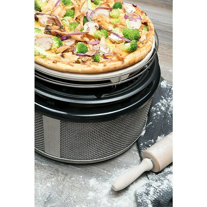 Cobb Pizzastein - Durchmesser: 27,5 cm - Nahaufnahme einer zubereiteten Pizza auf einem Pizzaofen mit Gemüsebelag, ein leckeres Gericht für Feinschmecker.