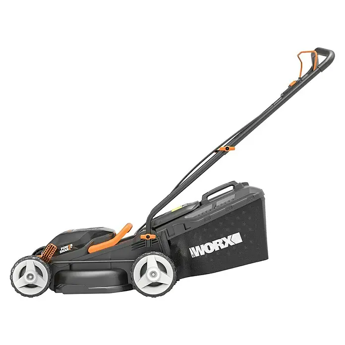 Worx PowerShare 20V Akku-Rasenmäher WG779E.1 - 20 V, 2 Akkus, 4 Ah, Schnittbreite: 34 cm - Ein grauer WORX Akku-Rasenmäher mit orangefarbenen Akzenten und einem Grasfangkorb. Das Gerät steht auf schwarzem Hintergrund.