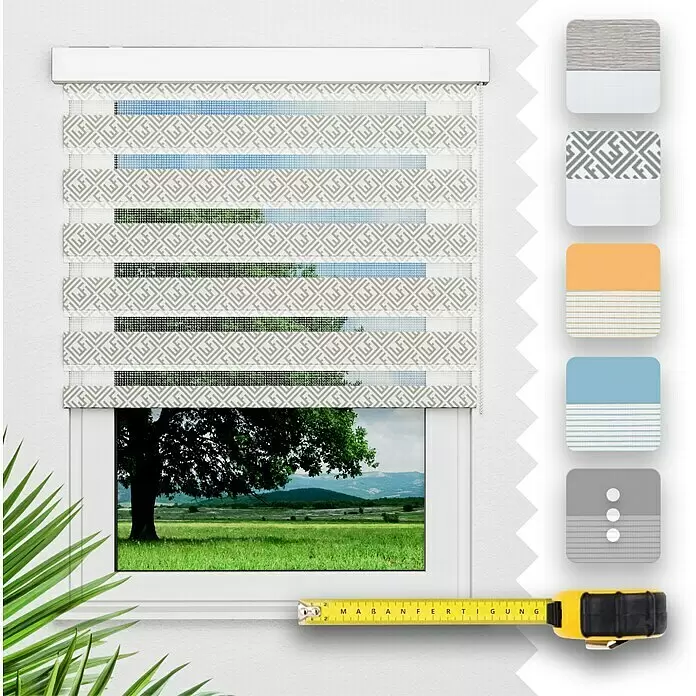Doppelrollo nach Maß - Innen - Anpassbares hellbeiges gemustertes Zebra-Rollo am Fenster, mit Maßband und Stoffmustern.