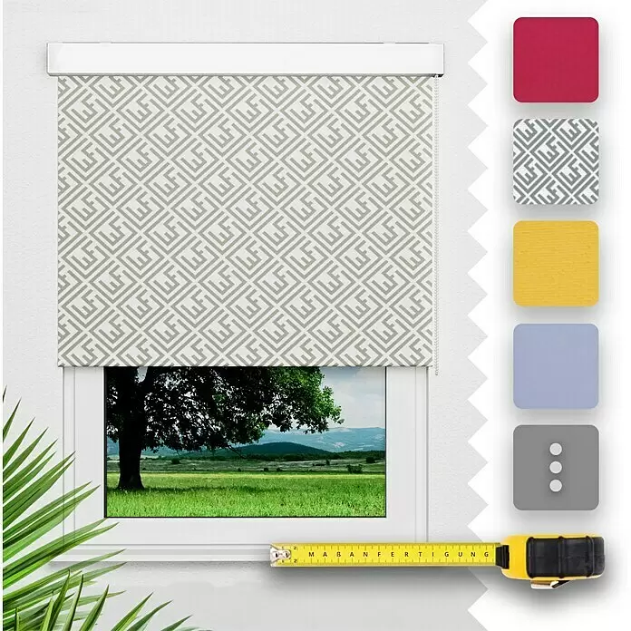 Rollo nach Maß - Innen - Hellgrauer geometrisch gemusterter Rollo, teilweise vor einem Fenster mit grüner Landschaft heruntergelassen.