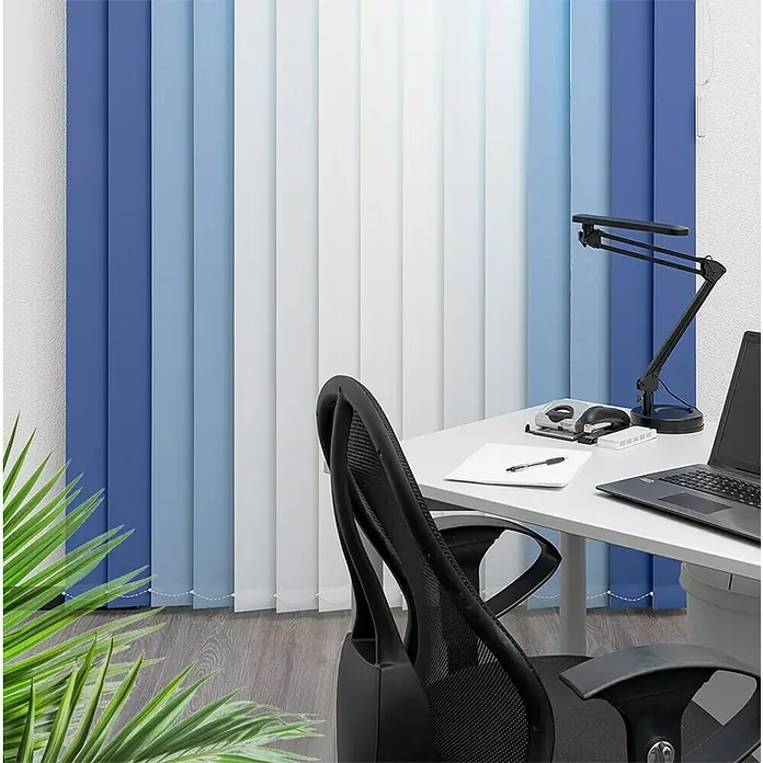 Lamellenvorhang nach Maß - Innen - Büro mit weißen und blauen Lamellenvorhängen, einem Schreibtisch mit Büromaterial und einem Bürostuhl. Ideal für modernes Arbeiten.