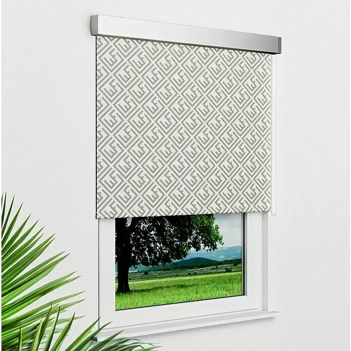 Rollo nach Maß - Innen - Rollo mit beigem geometrischem Muster, teilweise hochgezogen, das eine Fensteransicht freigibt.