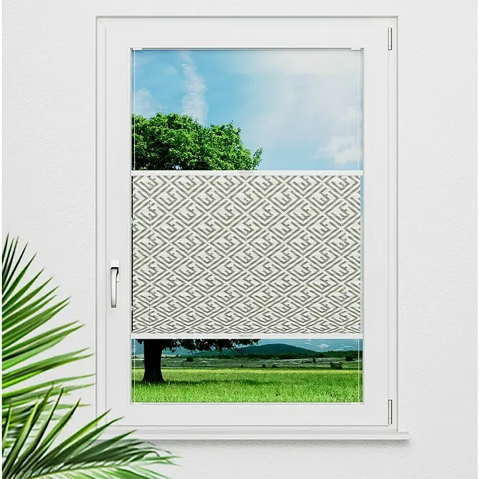 Plissee nach Maß - Innen - Ein Fenster mit einem dekorativen, blickdichten Faltrollo, das teilweise heruntergelassen ist und einen Blick auf die Landschaft ermöglicht.