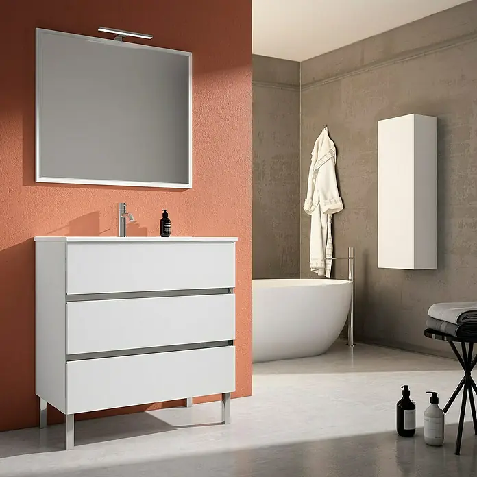 Mueble bajo de lavabo Aisling - L x An x Al: 46 x 80 x 85 cm, Blanco - Interior de baño moderno con un mueble de lavabo blanco con tres cajones y espejo.