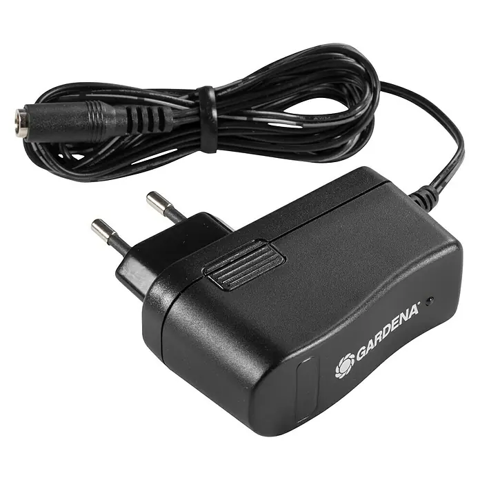 Gardena Micro-Drip Urlaubsbewässerung - Passend für: Für bis zu 36 Topfpflanzen - Bild eines Gardena-Ladegeräts mit Kabel und Stecker für den deutschen Markt, ideal für die Stromversorgung von Gartengeräten.
