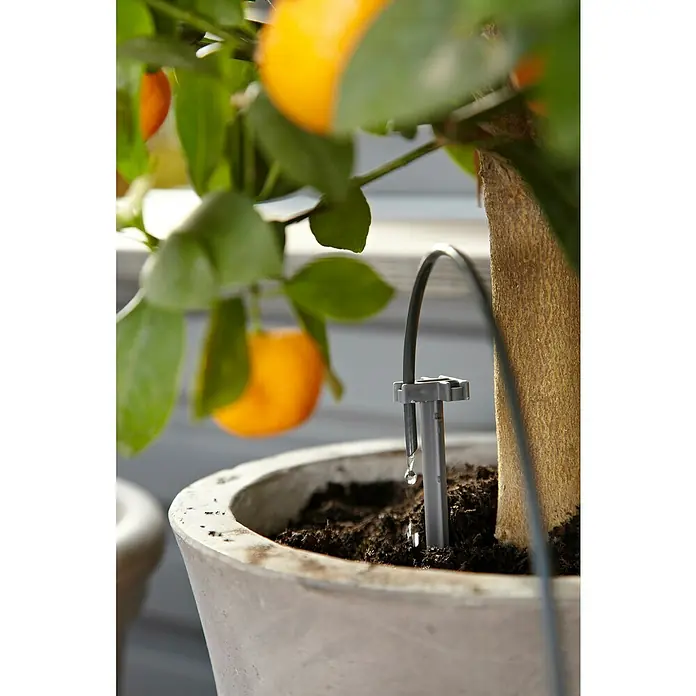 Gardena Micro-Drip Urlaubsbewässerung - Passend für: Für bis zu 36 Topfpflanzen - Nahaufnahme eines Bewässerungssystems für Topfpflanzen, das Wasser tropfenweise abgibt, um die Erde feucht zu halten.