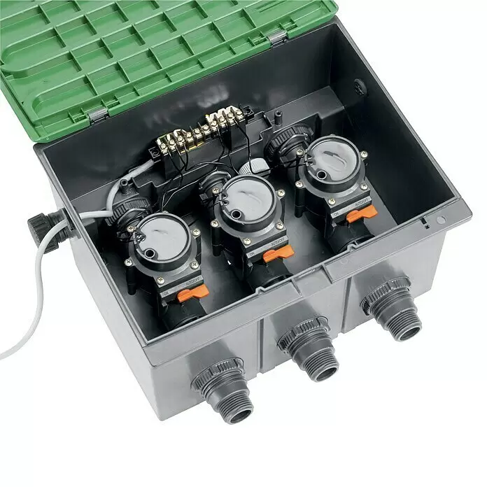 Gardena Sprinklersystem Bewässerungsventil - 24 V, Größe Anschluss: 1″ - Grauer Bewässerungssteuerkasten mit grünem Deckel, beherbergt drei schwarz/graue Wasserventile mit orangen Hebeln, anschlussbereit.