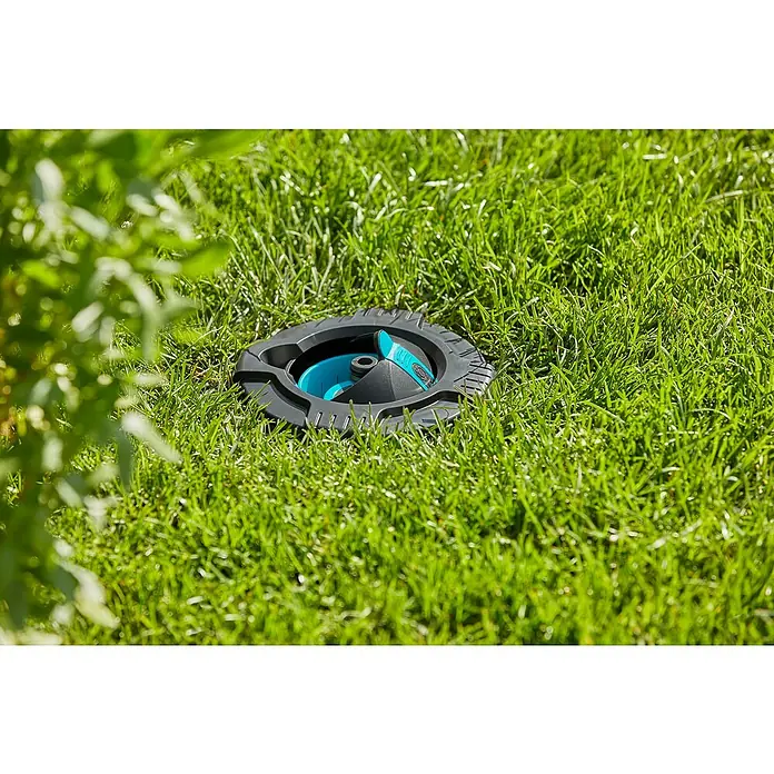 Gardena Sprinklersystem Wassersteckdose - ¾″ - Gardena Vielflächenregner AquaZoom compact auf Rasen. Bewässerungssystem mit einstellbarer Reichweite und Breite, ideal für kleine Gärten.