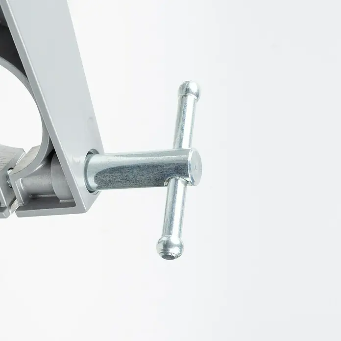 Wolfcraft Soporte de taladro - L x An x Al: 307 x 203 x 570 mm, Apertura máxima: 60 mm - Primer plano de un tornillo de banco metálico con manivela giratoria, ideal para trabajos de taller.