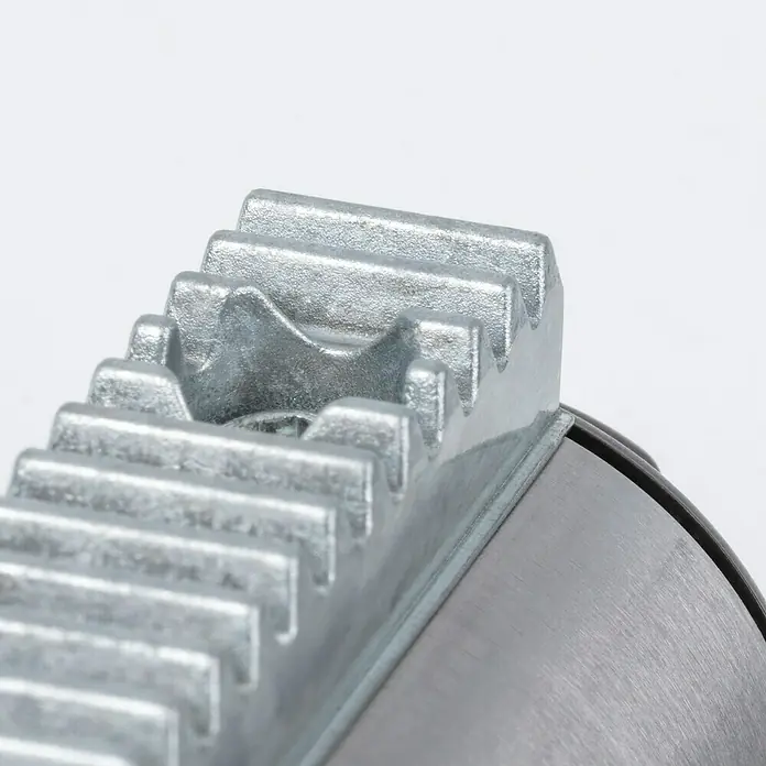 Wolfcraft Soporte de taladro - L x An x Al: 307 x 203 x 570 mm, Apertura máxima: 60 mm - Primer plano de una abrazadera de tubo con un mecanismo de trinquete robusto, ideal para fijaciones seguras y fiables.