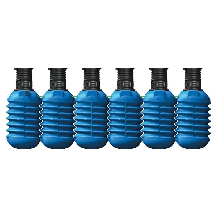 4rain Zisterne Modularis - Gesamt Fassungsvermögen: 15.000 l, 6 Stk., Blau - Eine Reihe blauer Regenwassertanks mit schwarzen Anschlüssen, die durch grüne Rohre verbunden sind.