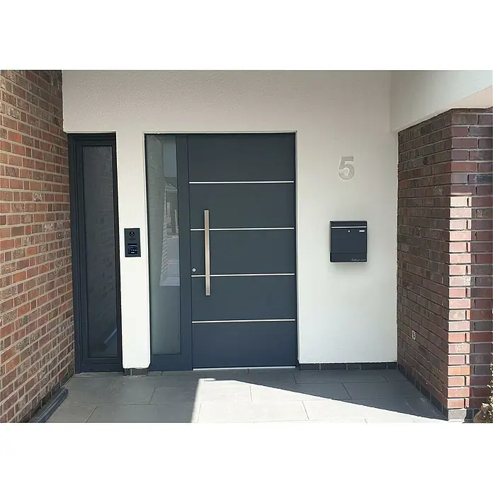 Metzler Wandbriefkasten BK212 Mit Zeitungsfach - L x B x H: 11,6 x 39 x 34,3 cm, Anthrazit, Edelstahl, Posthaltebügel - Modernes Haustürdesign in Grau mit horizontalen Akzenten und Edelstahlgriff, passend zur Hausnummer und dem Briefkasten.