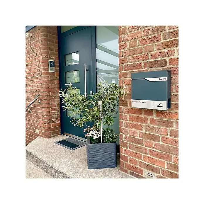Metzler Wandbriefkasten Siebert - L x B x H: 8,5 x 37 x 35,5 cm, Anthrazit, Stahl, Zeitungsfach - Diese Aufnahme zeigt eine moderne Hausfassade mit einem Briefkasten. Der Briefkasten ist stilvoll gestaltet und fügt sich nahtlos in das Gesamtbild ein.