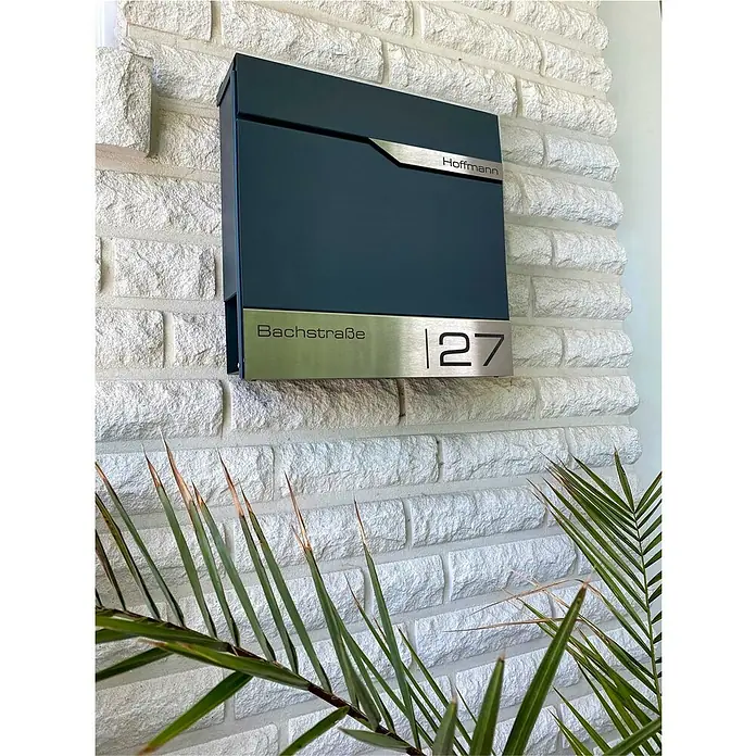 Metzler Wandbriefkasten Siebert - L x B x H: 8,5 x 37 x 35,5 cm, Anthrazit, Stahl, Zeitungsfach - Briefkasten mit Hausnummer an einer weissen Ziegelwand.