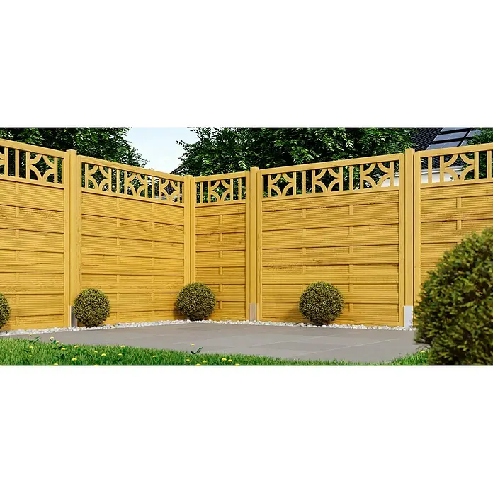 swingcolor Premium Holzlasur - Eiche, 750 ml, Seidenglänzend - Nahaufnahme eines dekorativen, horizontalen Holzzauns mit Zierelementen und kugelförmigen Büschen im Garten.