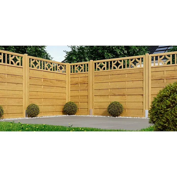 swingcolor Premium Holzlasur - Farblos, 750 ml, Seidenglänzend - Nahaufnahme eines hölzernen Gartenzauns mit dekorativem Oberteil, umgeben von Grün und kleinen Büschen auf einem gepflasterten Bereich.
