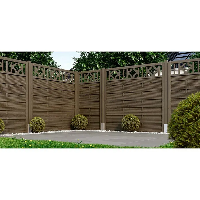 swingcolor Premium Holzlasur - Ebenholz, 750 ml, Seidenglänzend - Nahaufnahme eines braunen Gartenzauns mit dekorativen Ausschnitten und ordentlich geschnittenen Büschen.