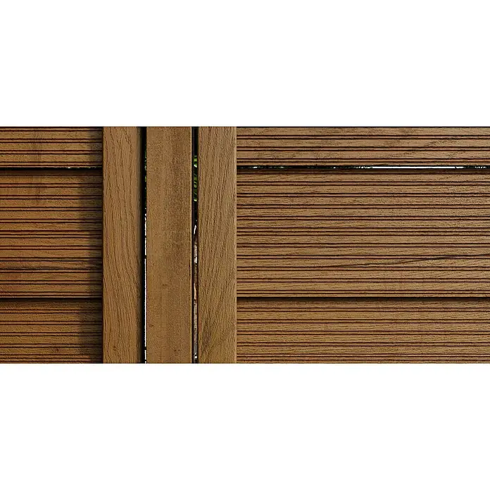 swingcolor Premium Holzlasur - Kastanie, 750 ml, Seidenglänzend - Nahaufnahme eines eleganten Holzpaneelzauns, der die natürliche Maserung und die warme Farbpalette des Holzes hervorhebt.
